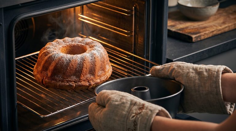 Forno pré-aquecido: Por que 15 minutos salvam Bolos Caseiros